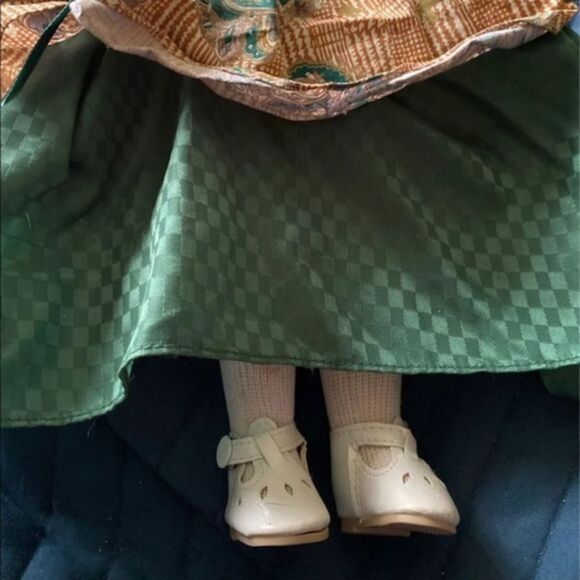 Porcelain Victorian Doll with green and brown dress, including shoes - Picture 2 of 10